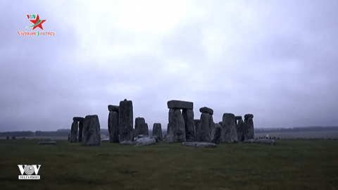 Ngày hạ chí vắng lặng ở vòng tròn đá Stonehenge 