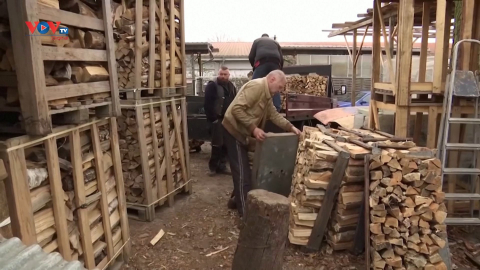 Người dân Đức đổ xô đi mua gỗ và than do lo ngại thiếu hụt khí đốt