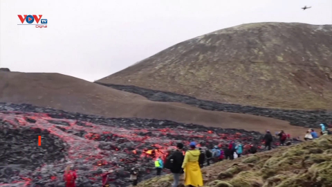 Người dân Iceland đổ xô đi xem núi lửa phun trào 