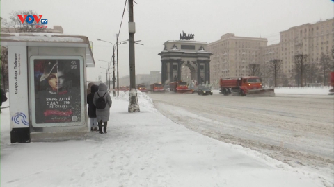 Người dân Moscow chứng kiến tuyết rơi dày trong 3 ngày liên tiếp