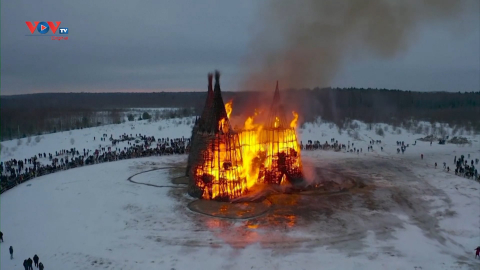 Người dân Nga đốt cháy tháp gỗ trong ngày cuối cùng của "Lễ hội tiễn mùa Đông"