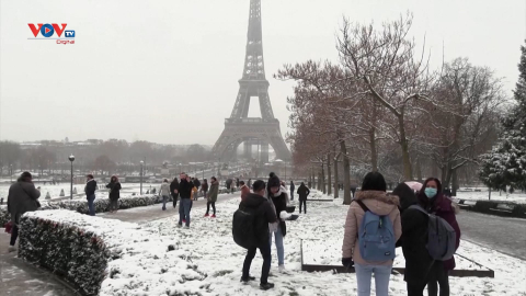 Người dân Pháp hân hoan đón tuyết rơi