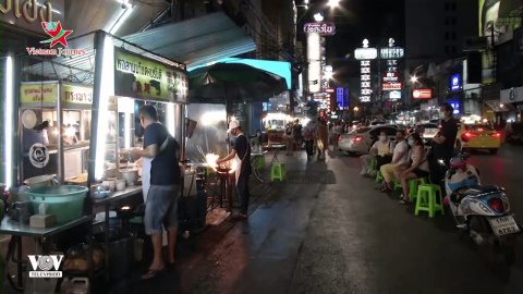 Người dân Thái Lan tận hưởng các món ăn đường phố 