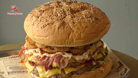 Nhà hàng Thái Lan phục vụ bánh burger nặng hơn 6kg