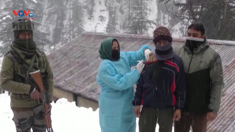 Nhân viên y tế Ấn Độ vượt núi tuyết tiêm vaccine Covid-19 cho người dân