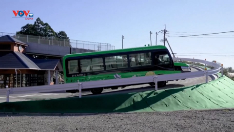 Nhật Bản đưa vào vận hành xe buýt kiêm tàu hỏa