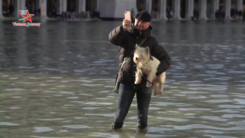 Nhiều du khách thích thú với cảnh ngập lụt tại Venice, Italia