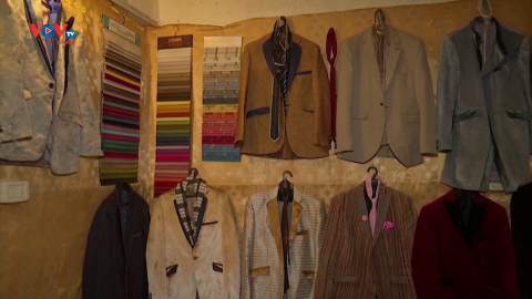 Những bộ vest độc đáo tái chế từ vải bọc của anh Ali Sarsour