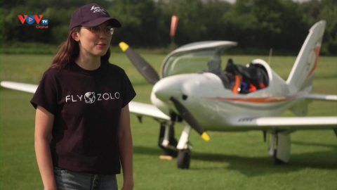 Nữ phi công trẻ nhất thế giới bay một mình vòng quanh thế giới