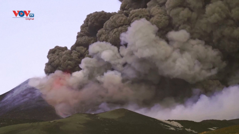 Núi lửa Etna của Italia phun cột tro bụi cao 10km 
