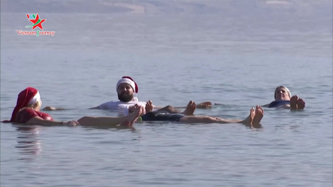 Ông già Noel bơi lội tại vùng Biển Chết