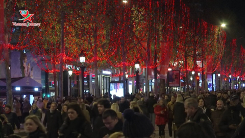 Paris, Pháp thắp sáng đại lộ Champs Élysées chào Giáng sinh
