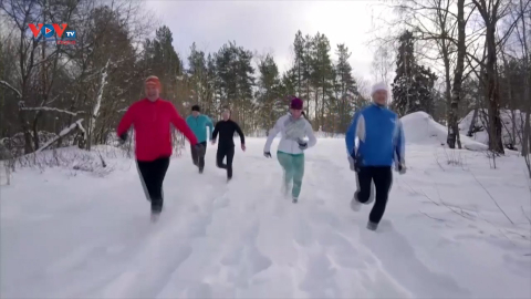Phần Lan: Thi chạy không giày trên tuyết
