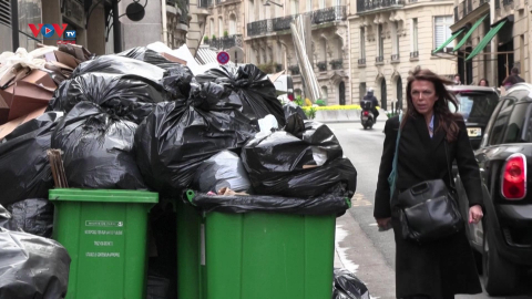 Thủ đô Paris ngập rác vì làn sóng đình công cải cách lương hưu