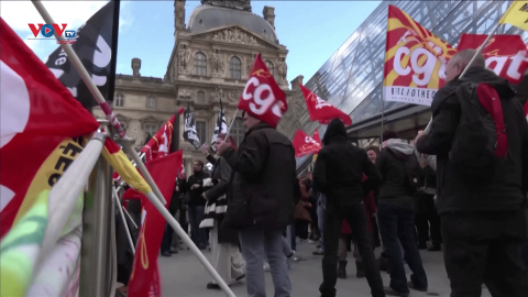 Khách du lịch Pháp không thể tham quan bảo tàng Louvre do làn sóng biểu tình