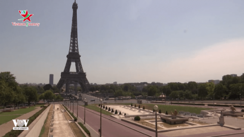 Pháp: Nắng nóng khiến việc đeo khẩu trang phòng dịch trở nên khó khăn hơn 