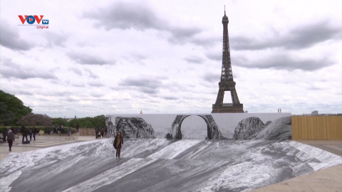 Pháp: Tác phẩm nghệ thuật sắp đặt Eiffel cheo leo trên vách đá