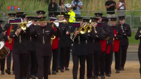 Quân đội Anh diễn tập diễu hành cho Đại lễ Bạch Kim của Nữ Hoàng Anh