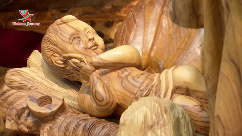 Tác phẩm điêu khắc cảnh Chúa Giáng sinh từ gỗ cây ô liu đắt hàng