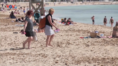 Tây Ban Nha siết chặt quy định đeo khẩu trang trước làn sóng du khách đổ về các bãi biển 