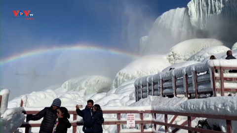 Thác nước Niagara đóng băng thu hút du khách