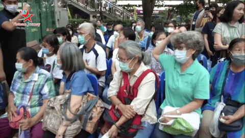 Thái Lan: Người dân xếp hàng chờ mua khẩu trang