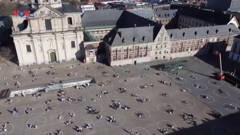 Thành phố của Bỉ vẽ vòng tròn giãn cách 