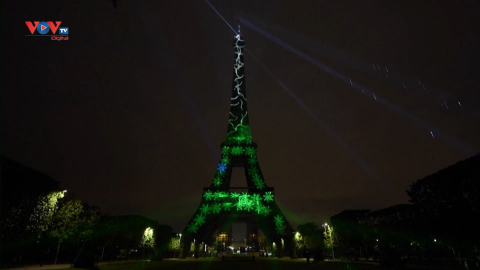 Tháp Eiffel lần đầu tiên được thắp sáng bằng năng lượng hydro