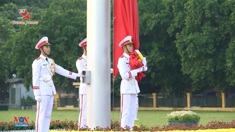 Thiêng liêng nghi thức chào cờ trước Lăng Bác