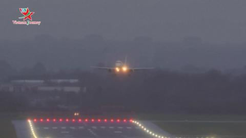 Thót tim máy bay nghiêng ngả trong gió bão Ciara ở sân bay Birmingham