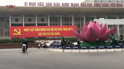 Thủ đô Hà Nội trang hoàng pano, áp-phích chào mừng Đại hội Đảng lần thứ XIII