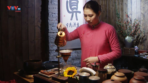 “Thưởng trà dưới mái hiên nhà” – Ấn phẩm mới lạ về trà Việt 