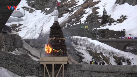 Thụy Sĩ phải tổ chức lễ hội tiễn mùa đông trên dãy núi Alps do dịch Covid-19  