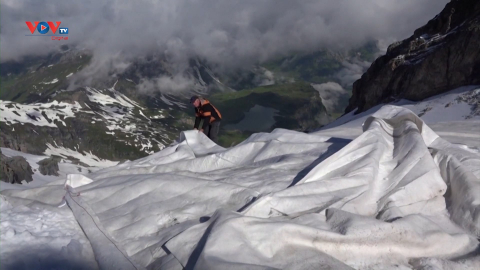 Thụy Sỹ: Phủ vải bảo vệ lớp băng trên núi