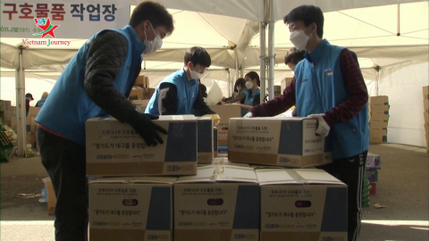 Tình nguyện viên Hàn Quốc chuẩn bị hộp thực phẩm cho người dân bị cách ly