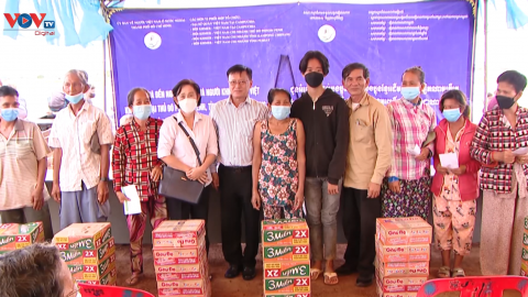 TP.HCM trao quà hỗ trợ người gốc Việt và Campuchia khó khăn tại tỉnh Kampong Chhnang