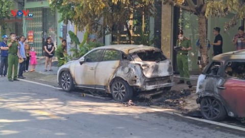 TP. Lào Cai: Hai xe ô tô đỗ trên vỉa hè bốc cháy trong đêm
