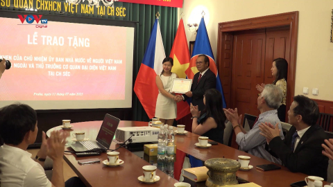 Trao khen thưởng các cá nhân tiêu biểu trong xây dựng và phát triển cộng đồng người Việt Nam tại Séc
