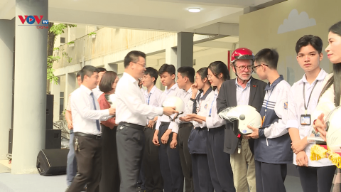 Trao tặng hàng nghìn mũ bảo hiểm cho học sinh THPT