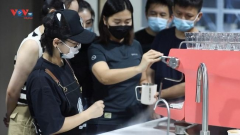 Trung Quốc: Chuỗi cửa hàng cà phê thuê nhân viên là người khiếm thị