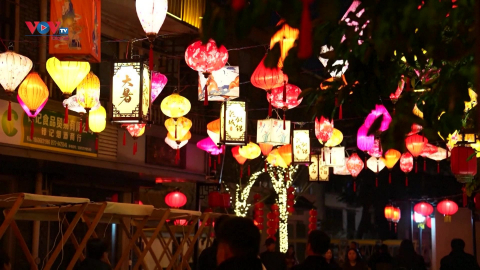 Trung Quốc: Ngắm đèn lồng rực rỡ sắc màu ngày Rằm tháng Giêng