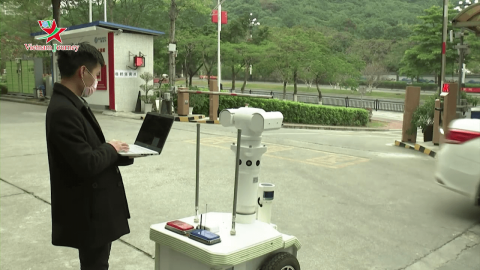 Trung Quốc sử dụng robot tuần tra đo nhiệt độ cơ thể người dân 
