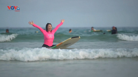 Trung Quốc: Vịnh Riyue thu hút người say mê lướt sóng 