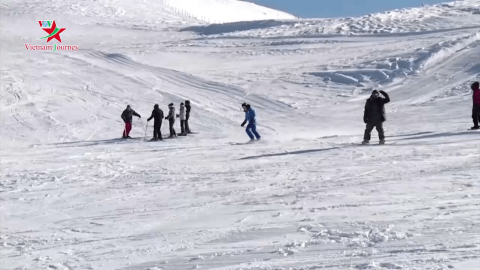 Trượt tuyết trên núi Alborz ở Iran