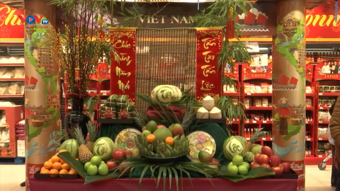 Tưng bừng quầy hàng Tết Việt tại siêu thị Carrefour – Pháp
