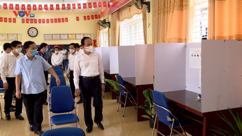 Ủy ban bầu cử TP Hà Nội kiểm tra các khu vực bỏ phiếu