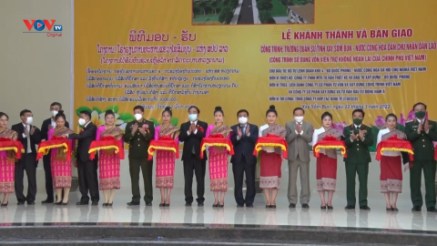 Việt Nam bàn giao Trường Quân sự tỉnh Xaysomboun tặng Lào